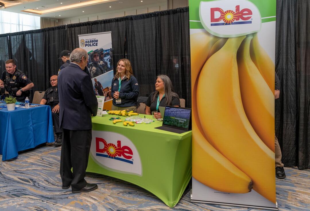 people meet with Dole Fresh Fruits to learn about jobs