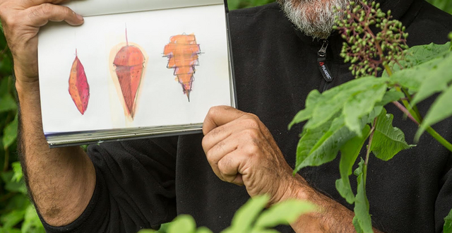 Artist Roberto Salas holding a sketching